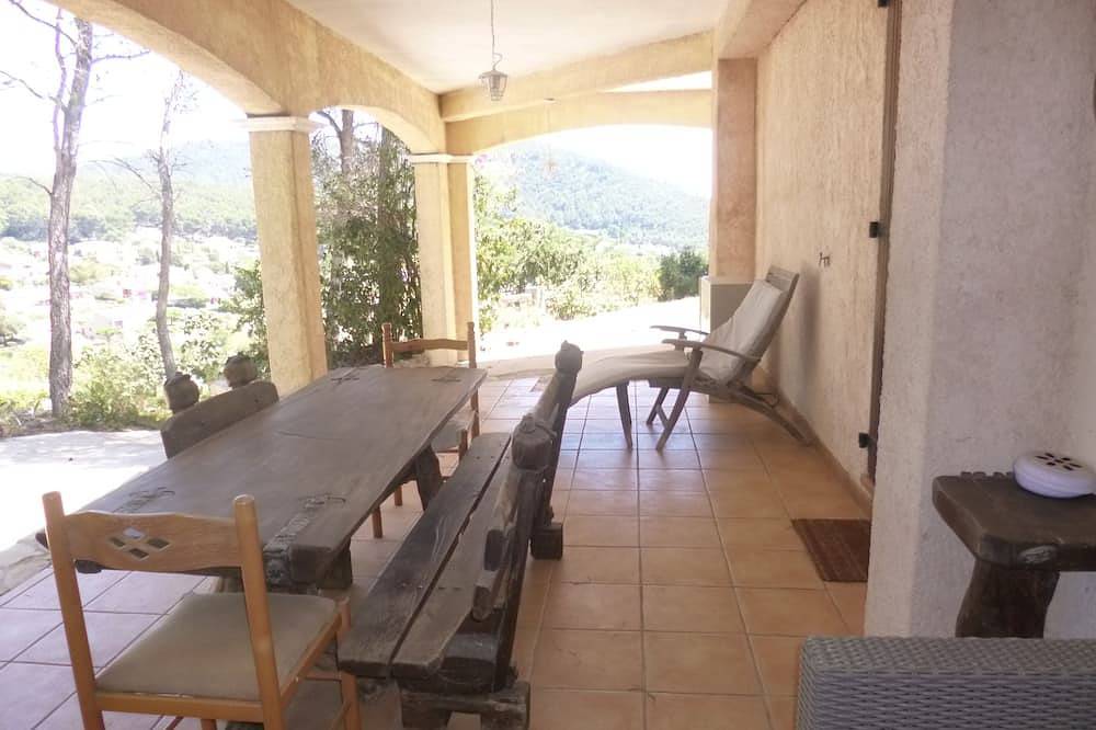 Geheel appartement, Garden-level studio with pool facing the Giens peninsula, close to beaches in Carqueiranne, Toulon regio