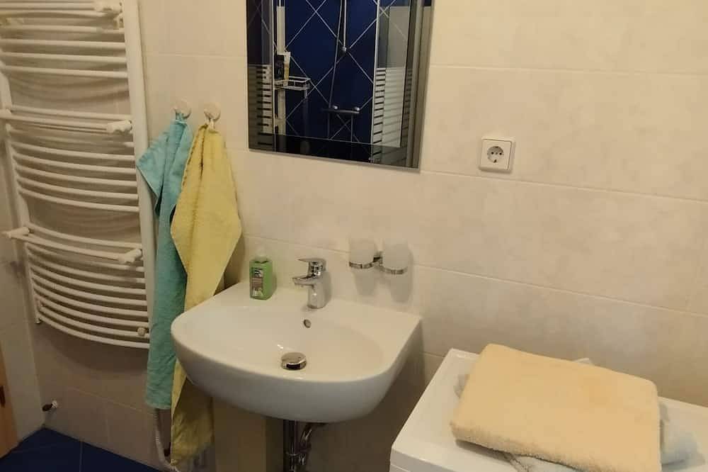 Mitten im Grünen - Haus mit 3 Schlafbereichen, Terrasse und großem Pool in Glien, Ruppiner Seenland