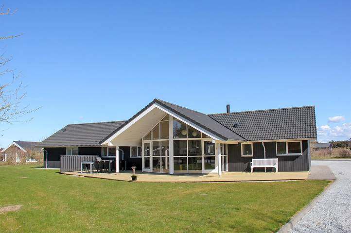 Ferienhaus für 12 Personen, mit Whirlpool und Sauna sowie Terrasse, mit Haustier in Løkken