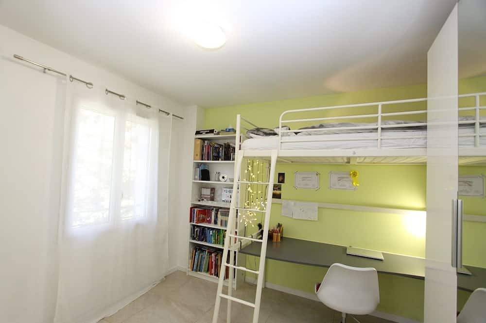 Air conditioned villa with heated pool on edge of Provencal village. in Éguilles, Aix-en-Provence region