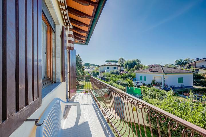 Location de vacances pour 5 personnes, avec balcon et vue sur l’océan, adapté aux familles à Forte dei Marmi - 3