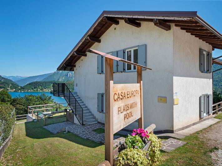 Ferienhaus für 6 Personen, mit Balkon/Terrasse und Balkon sowie Terrasse und Garten in Ledro