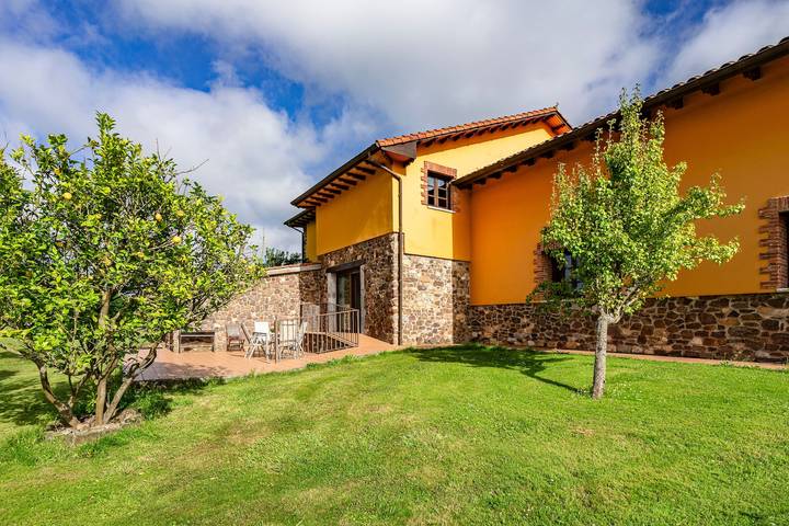 Apartamento inteiro, Apartamento 'La Llosa' com vista para a montanha, terraço privado e Wi-Fi in Carreño, Costa Verde (Espanha)