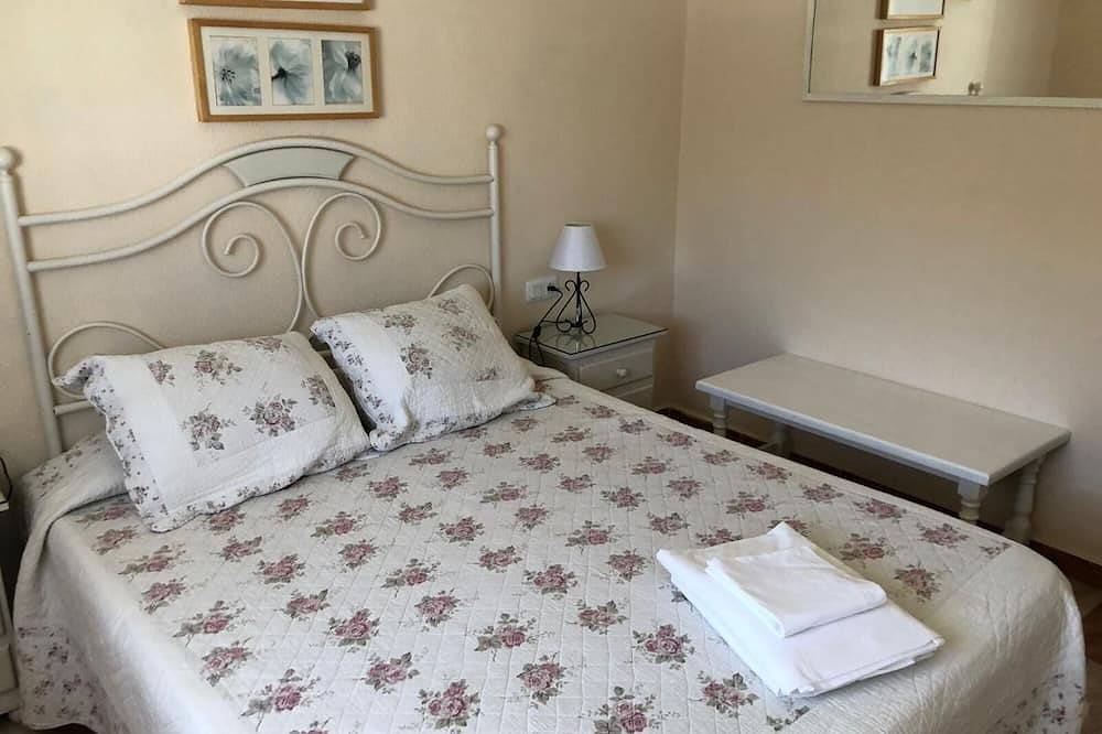 Beautiful two bedrooms holiday villa fully self contained with private swimming in Sancti Petri, Chiclana de la Frontera