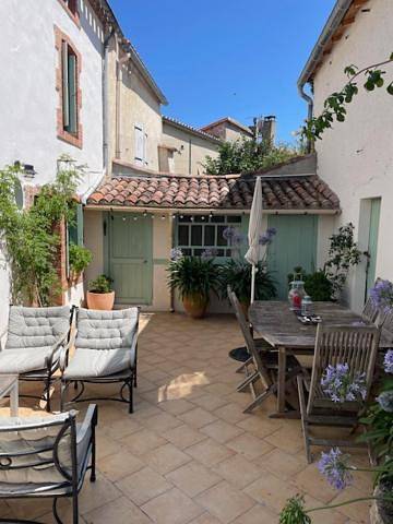 Location de vacances pour 6 personnes, avec Terrasse et Piscine à Escueillens-et-Saint-Just-de-Bélengard
