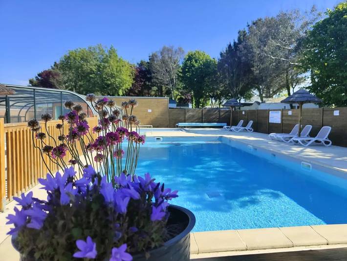 Camping pour 4 personnes, avec terrasse et piscine, animaux acceptés dans Côte de Granit Rose