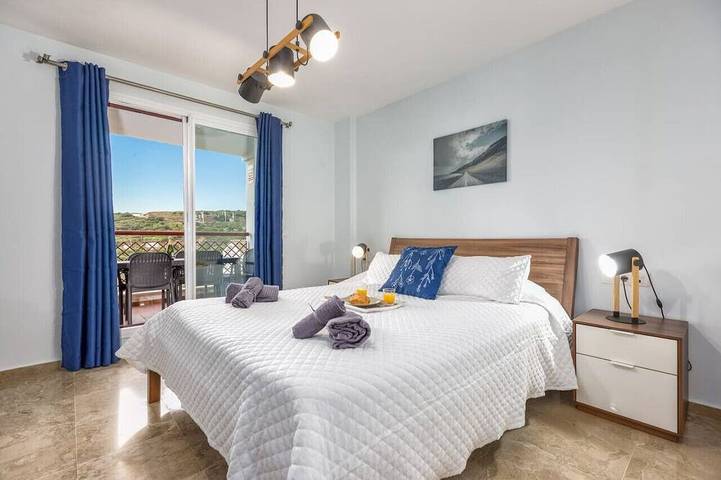 Ganze Wohnung, Relax in our luxury home | Terrace, Pool & Parking in Playa de La Alcaidesa, San Roque