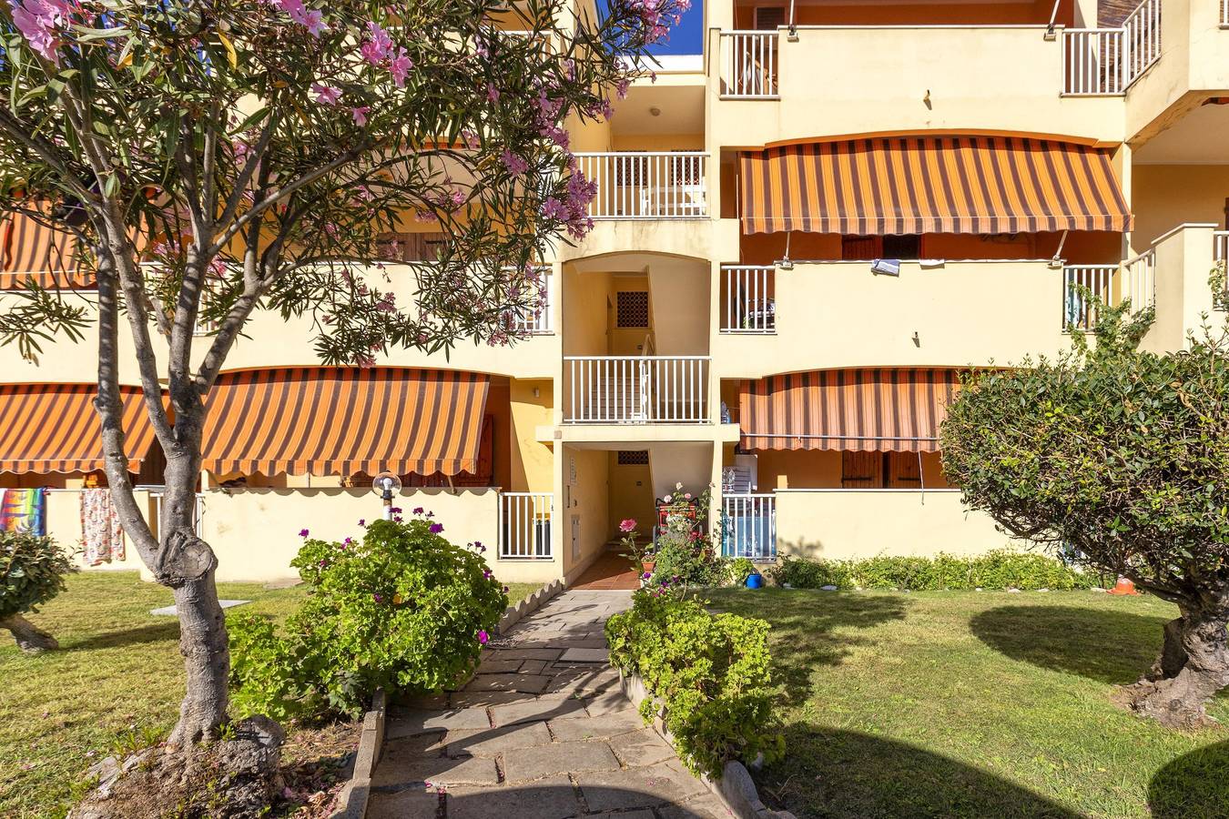 Apartamento entero, Appartamento Eucaliptus cerca de la playa con vistas al mar, piscina, aire acondicionado y jardín in La Pietraia, Alguer