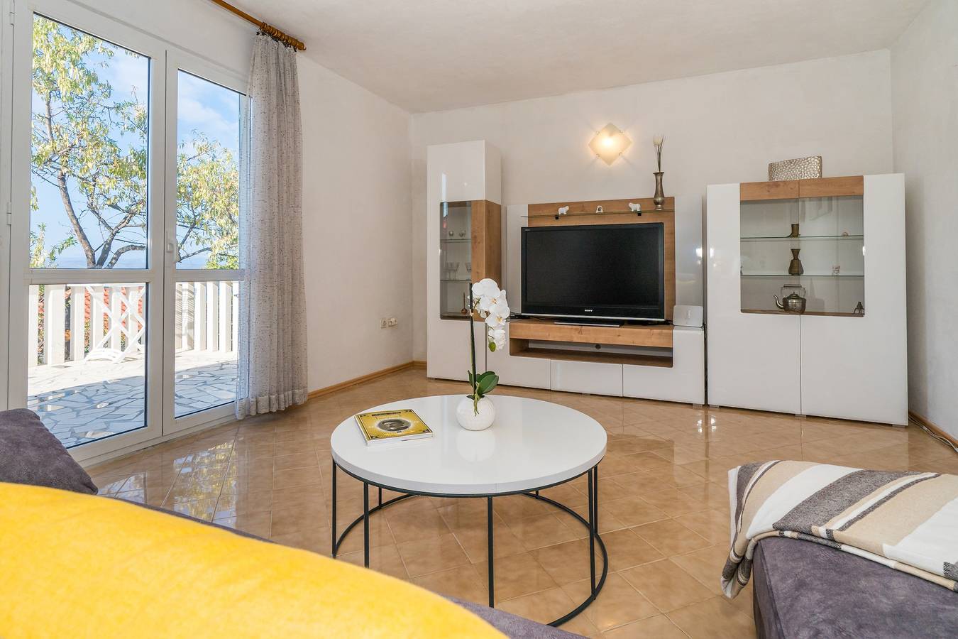 Ganze Wohnung, 2-Zimmer-Ferienwohnung mit Terrasse und Meerblick Necujam, Solta -a in Necujam, Solta