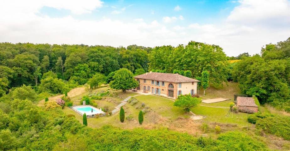 Location de vacances pour 23 personnes, avec Terrasse et Jardin ainsi que Piscine et Vue à Lézat-sur-Lèze