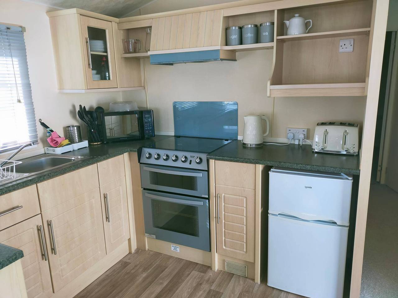 Holiday Park Home Sleeps 4 - Dogs Welcome - Pool in Clacton-on-Sea, Essex