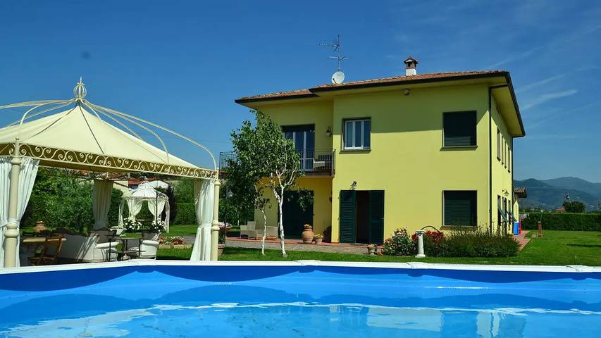 Location de vacances pour 12 personnes, avec piscine et jardin à Montecarlo (Toscane)