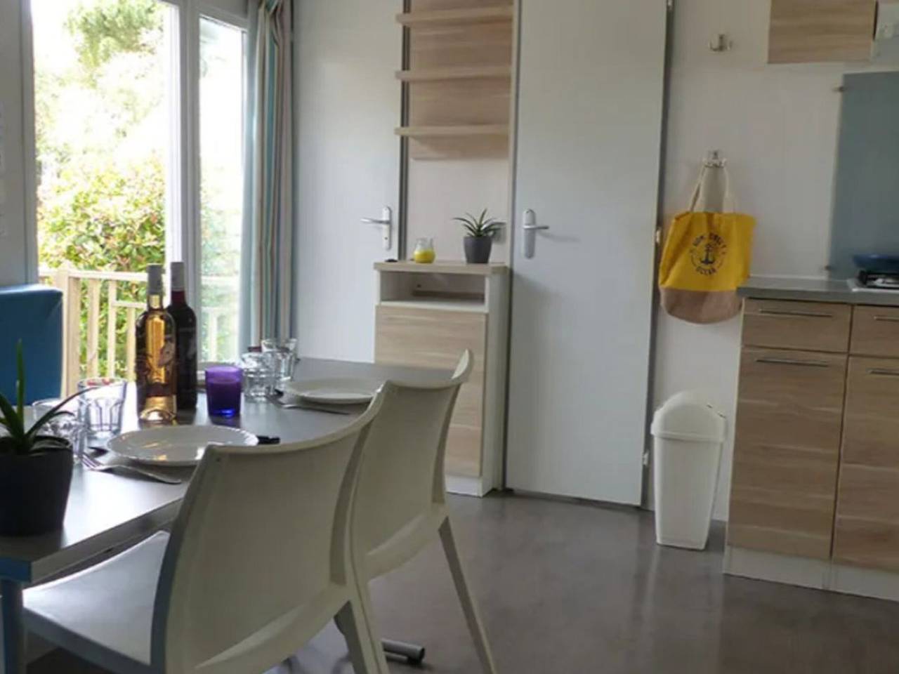 Cozy mobile home with terrace - 6 guests in Lattes, Côte d'Améthyste