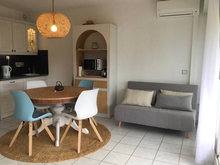 Gîte pour 4 personnes, avec terrasse ainsi que vue et piscine dans Port Gregau - 3