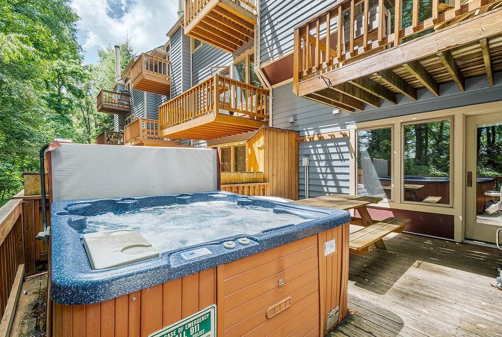 Verführerische 2 Schlafzimmer Ski In / Ski Out Stadthaus mit Whirlpool! in McHenry, Deep Creek Lake