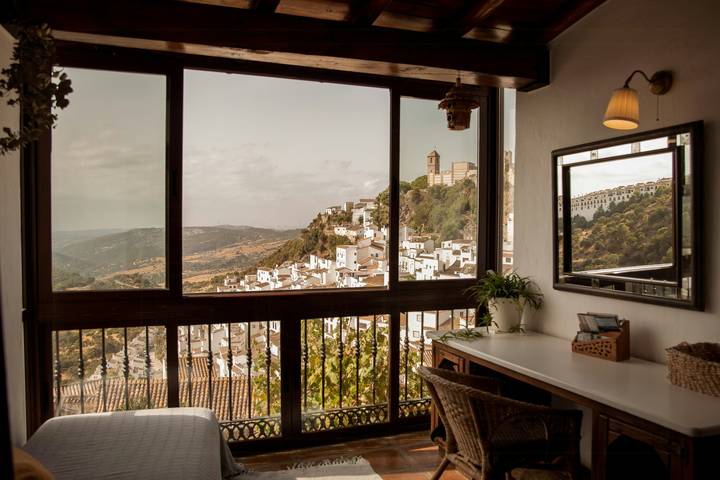 Vous serez séduit par cette charmante maison andalouse avec vue à Casares in Sierra (Casares), Casares
