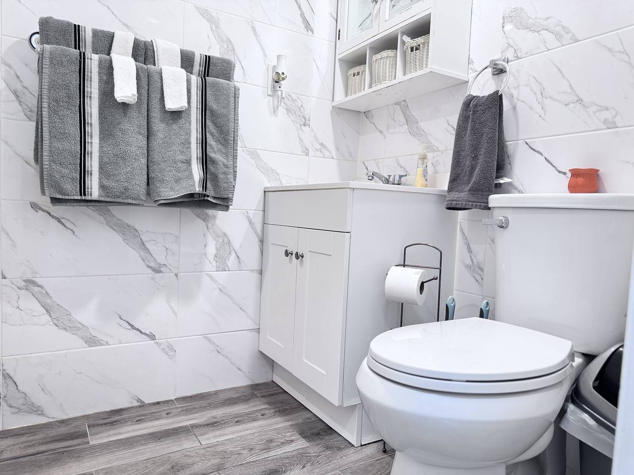 Estudio entero, 7 habitaciones privadas con jacuzzi, estacionamiento con asiento para masajes in North Bergen, Condado de Hudson