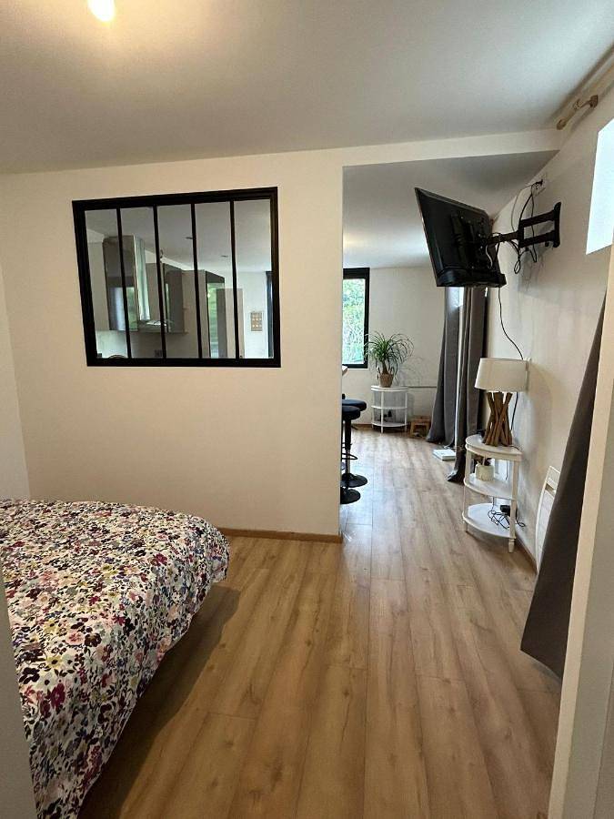 Appartement entier, One-Bedroom Apartment in Sainte-Savine, Aube