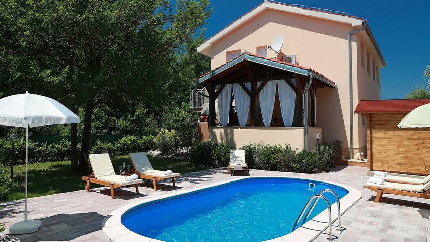 Ferienwohnung für 4 Personen, mit Balkon und Pool sowie Garten auf Krk