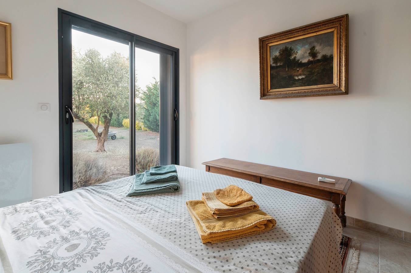 Bed and Breakfast 'Chambre 2' with Mountain View, Shared Pool and Wi-Fi in Aléria, Corte region