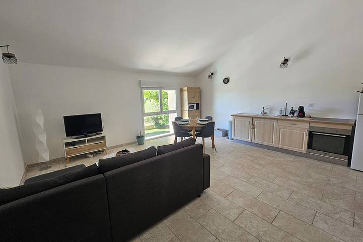 Gîte pour 4 personnes, avec Jardin et Piscine à Jonquières