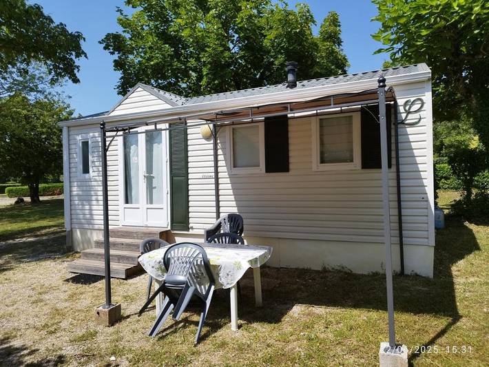 Location de vacances pour 4 personnes, avec terrasse ainsi que vue et piscine à Les Avenières - 2