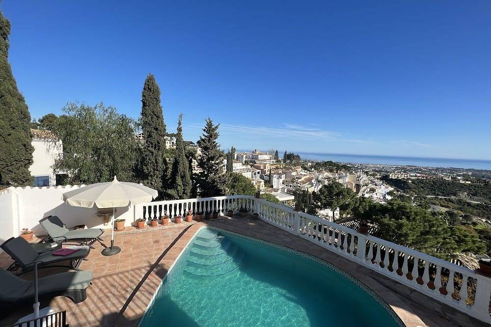 Villa with sea views in sunny Spain in El Madronal, Benahavís