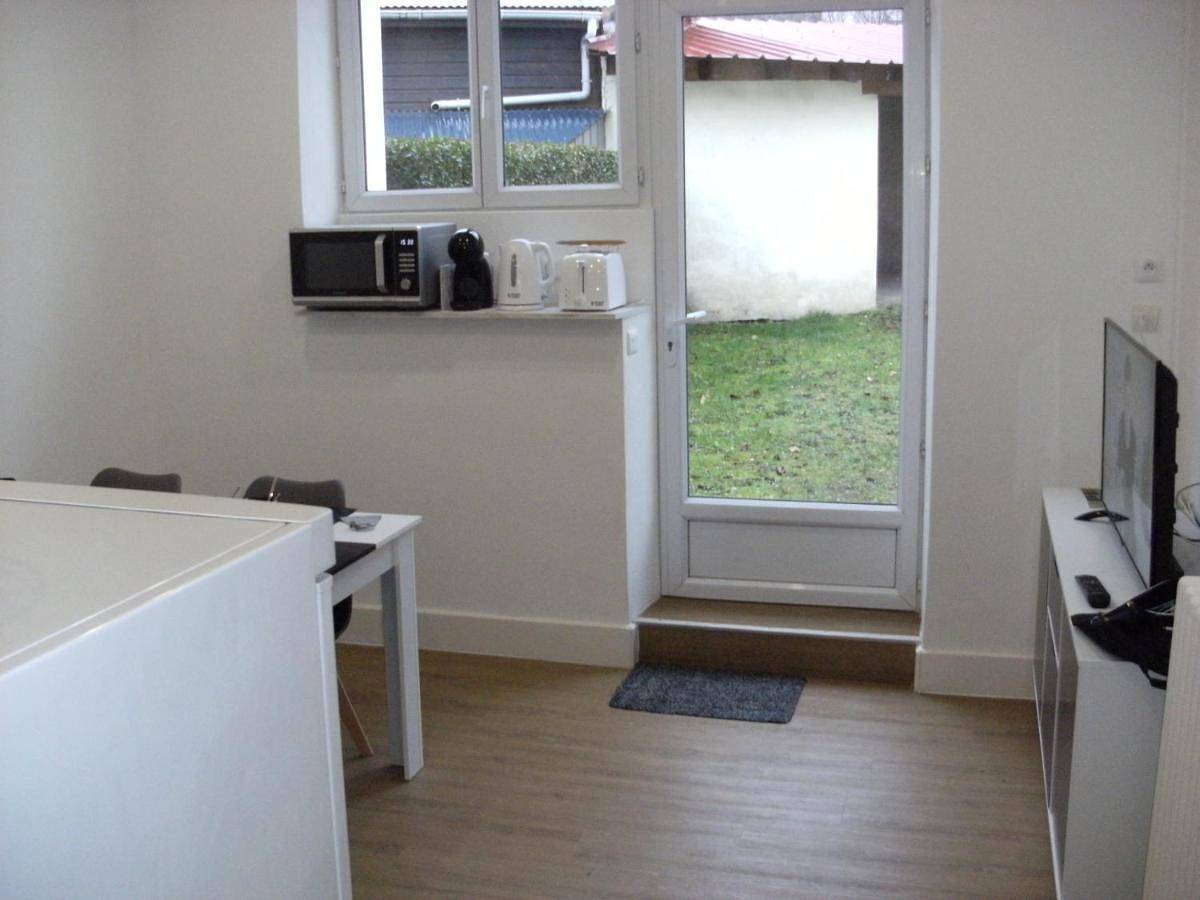 Appartement entier, Two-Bedroom Apartment in Vic-sur-Cère, Région d'Aurillac