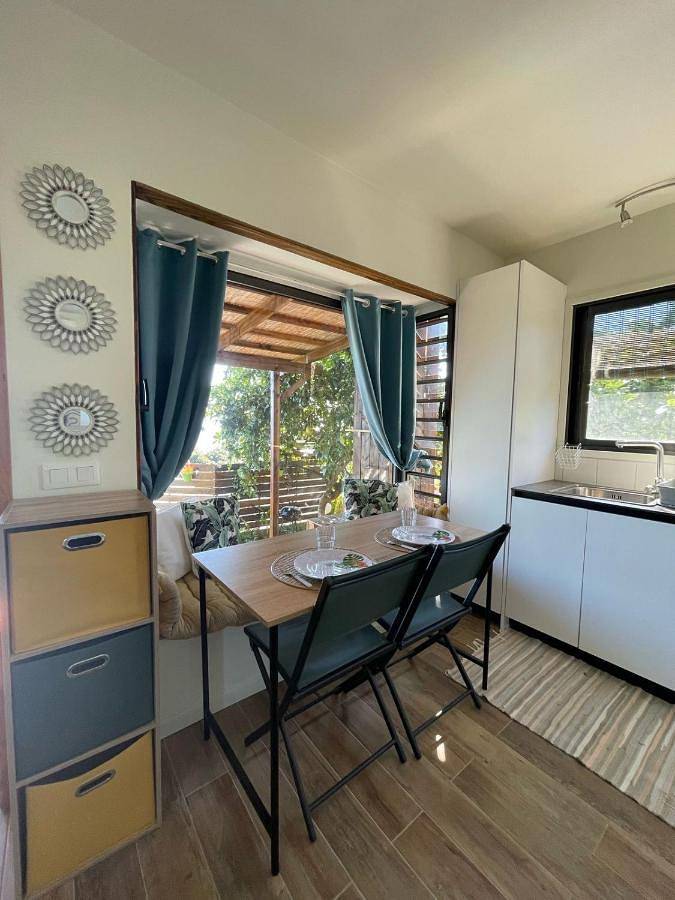 Gîte pour 2 personnes, avec vue et terrasse ainsi que jardin et piscine dans Mahina - 3