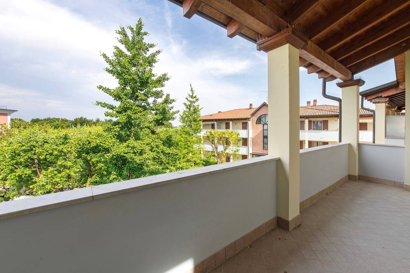 Ganze Wohnung, Apartment „House Of The Sun“ mit Gemeinschaftspool, privater Terrasse und Wlan in Rivoltella del Garda, Desenzano del Garda