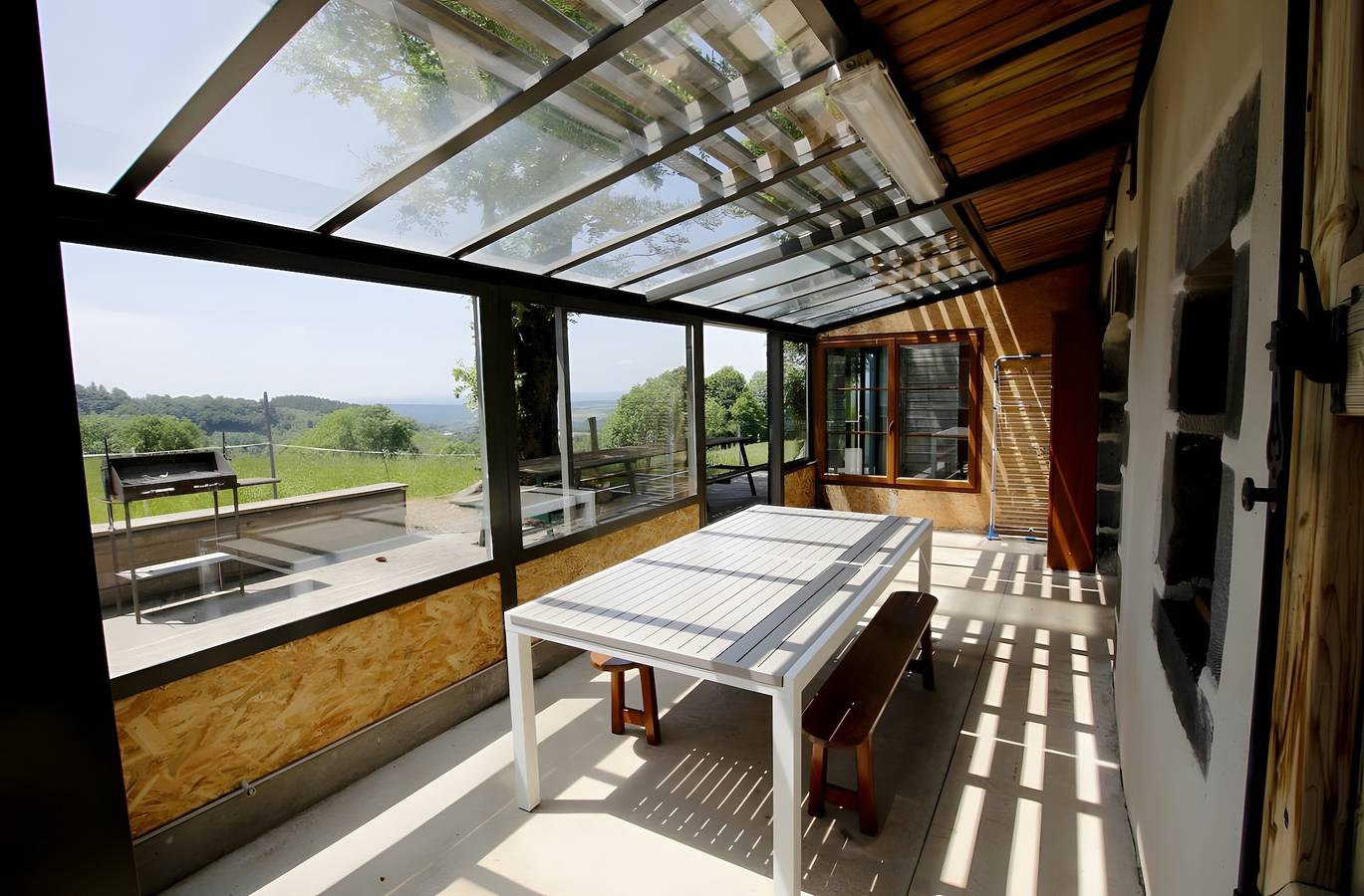 Gîte de la poucinière – Restored Farmhouse for 14 with Panoramic Views in Saint-Sauves-d'Auvergne, Volcans d'Auvergne Regional Nature Park