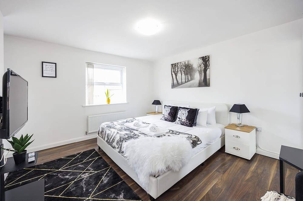 *Pristine 5 bedroom 4.5 bathroom* garden & patio* in Coventry, Birmingham Area