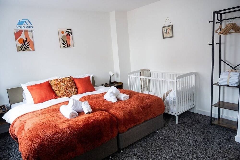 The Pines Villa 14 | Spacious 3Br | Cinema, Games & Ev | Parking | Sleeps 10+ in Northampton, Northamptonshire