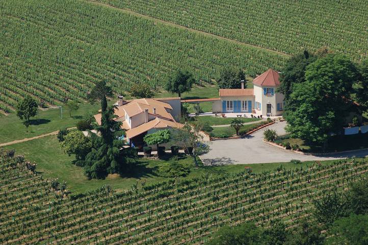 Gîte pour 10 personnes, avec terrasse ainsi que piscine et jardin