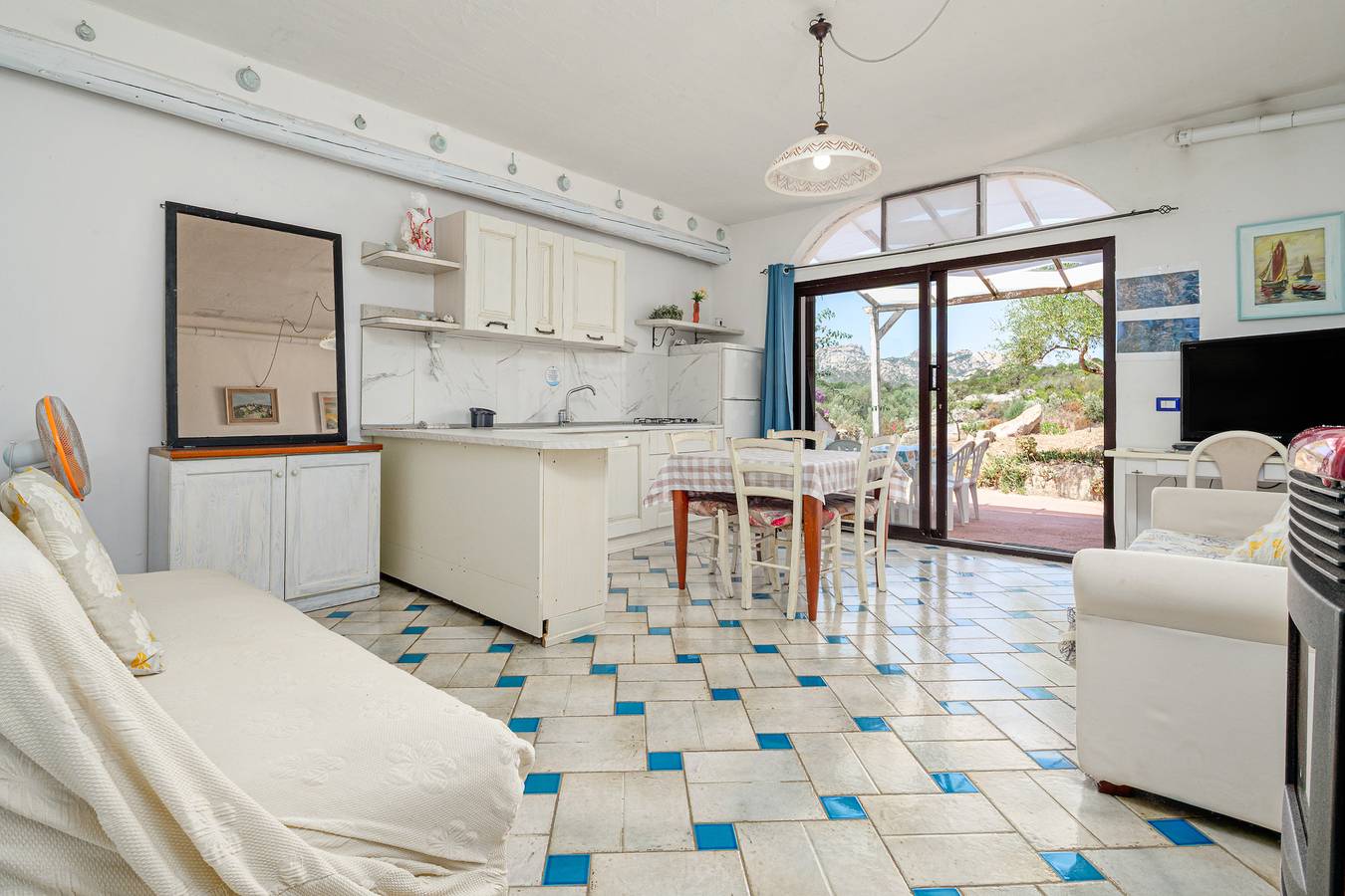 Appartamento intero, Appartamento 'Bouganville' con vista sulle montagne, terrazza privata e Wi-Fi in Arzachena, Costa Smeralda