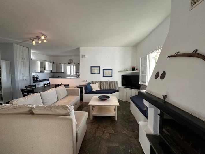 Casa vacacional 'The Pepper Tree Villa Swimming' con vistas al mar, Wi-Fi y aire acondicionado in Paros
