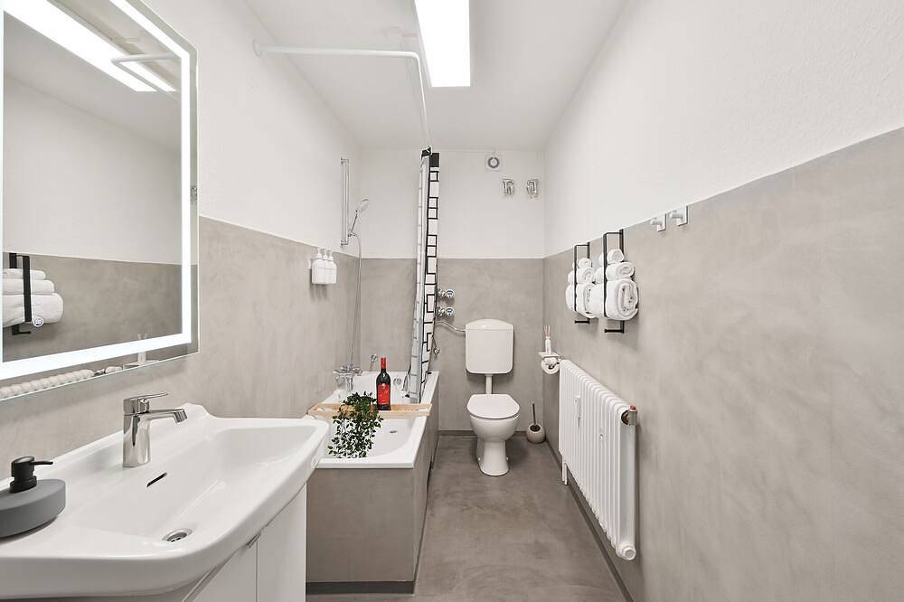 Entire apartment, Beautiful 3-bedroom apartment in City Center. Sleeps 10. Free Wifi, Free Parking in Wuppertal, Bergisch region