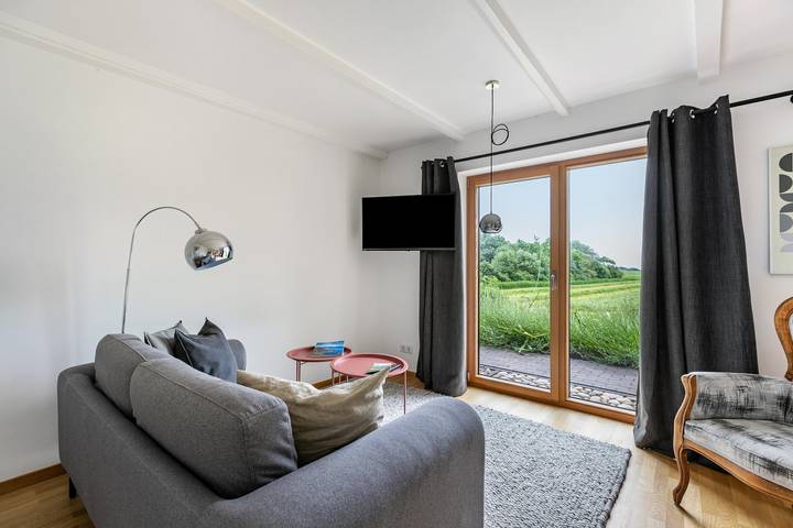 Ganze Wohnung, „Himmelblaue Schönheit unter Reetdach“ großzügig geschnittene Ferienwohnung für zwei Personen im Eg in Pellworm, Nordfriesland