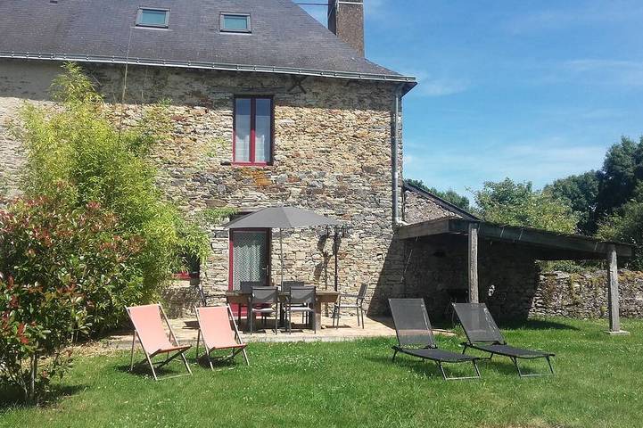 Gîte pour 5 personnes, avec terrasse ainsi que piscine et jardin à Pannecé