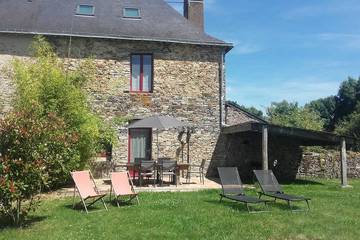 Location de vacances pour 5 personnes, avec piscine ainsi que jardin et terrasse à Pannecé