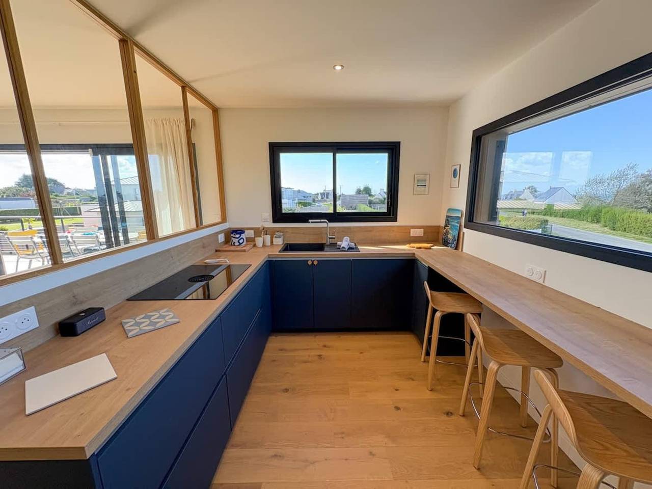 Appartement entier, Maison côtière moderne avec vue panoramique depuis la terrasse in Saint-Pabu, Région de Brest