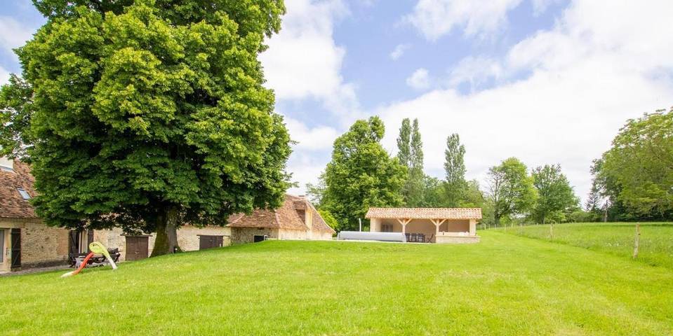 Location de vacances pour 8 personnes, avec terrasse ainsi que piscine et jardin à Bars - 4