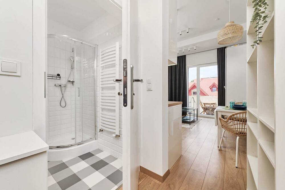 Ganze Wohnung, Funktionelles Studio mit Balkon | Nähe Odra und Zoo in Breslau, Niederschlesien