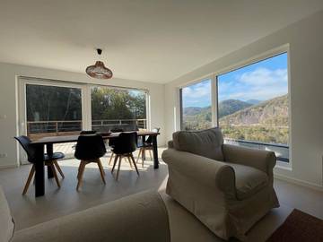 Gîte pour 6 personnes, avec terrasse et vue à Russ (homonymie)