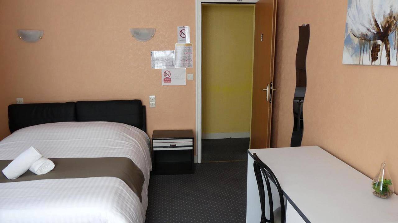Twin Room in La Haye-Pesnel, Côte de la Déroute