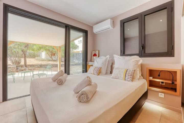 Location de vacances pour 8 personnes, avec terrasse et jardin dans Plage de Trou d'eau - 4