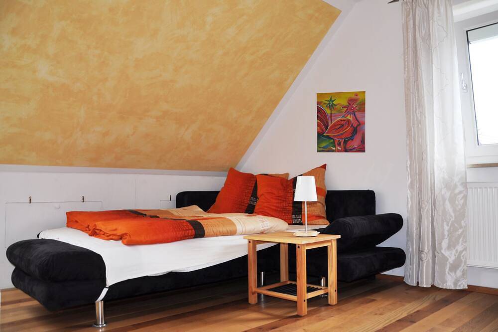 Ganze Wohnung, Sehr helle und freundliche 2-Zimmer-Wohnung, nur 15 Geh-Minuten zum Zentrum in Regensburg, Ostbayern