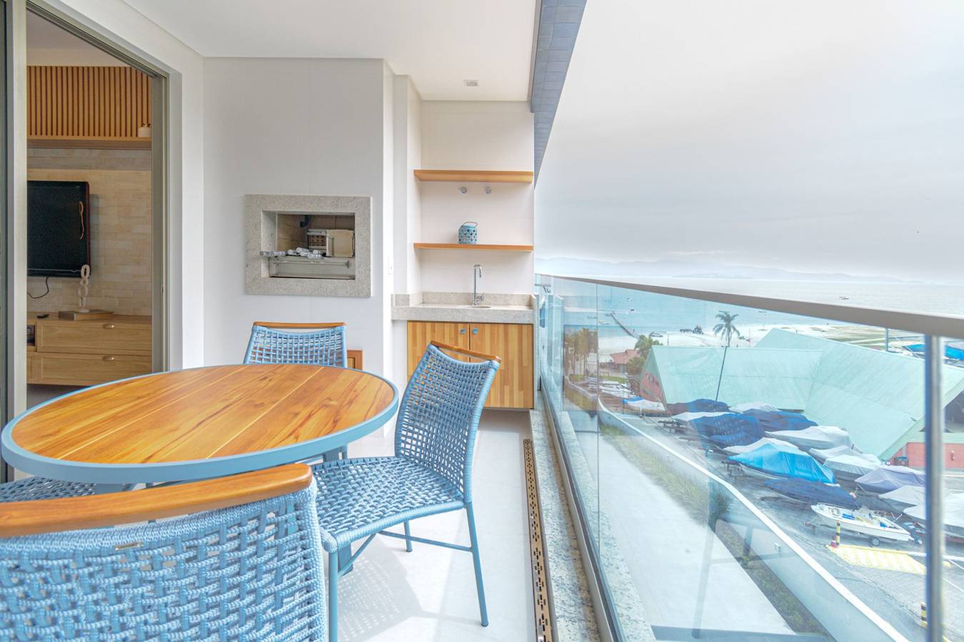 Entire apartment, Apto Pé na Areia com Varanda e Churrasqueira in Canasvieiras, Litoral Catarinense