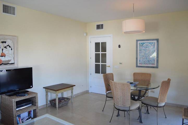 Apartamento entero, Apartamento 'Duquesa 432' con vistas al mar, Wi-Fi y aire acondicionado in Playa Gaviotas, Manilva