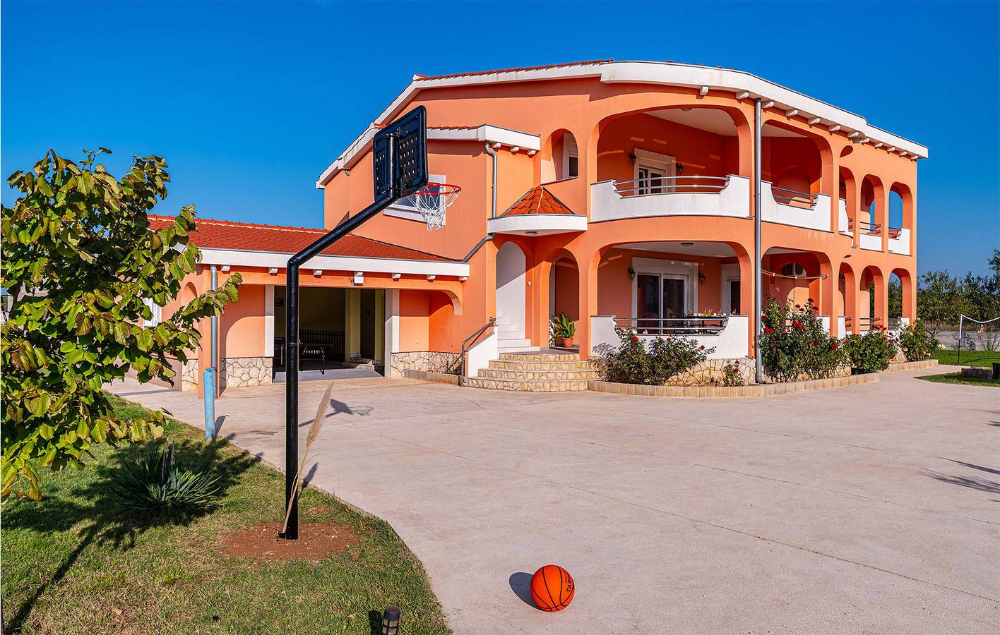 Charmante 180 m² große Wohnung mit Pool, Terrasse und WLAN in der Nähe von Pizza Galovac in Galovac, Zadar